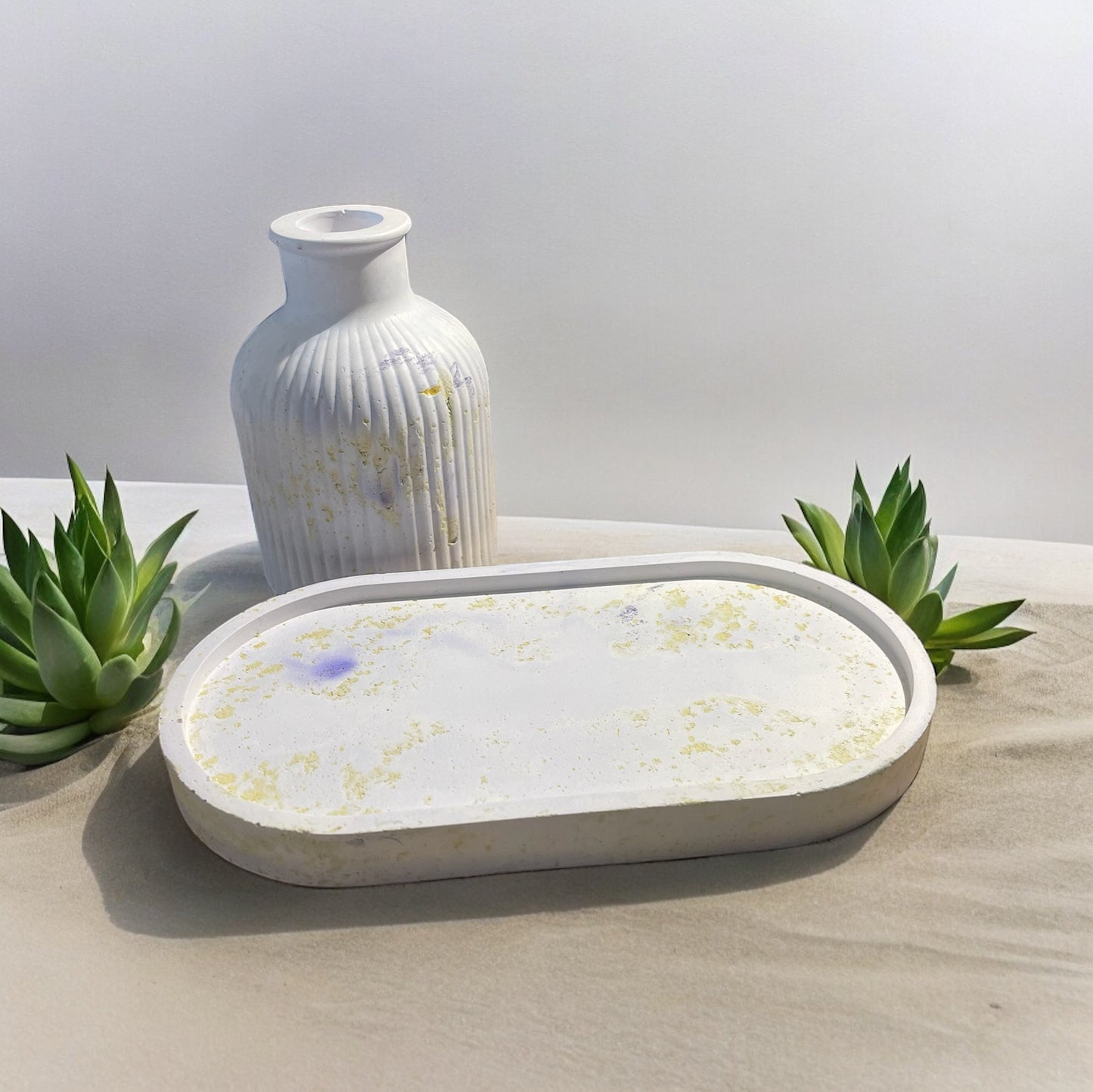 Vassoio ovale artigianale con vaso: eleganza unica con dettagli naturali