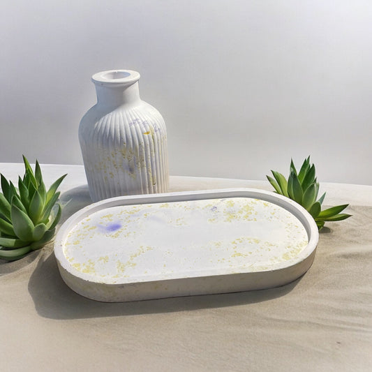 Vassoio ovale artigianale con vaso: eleganza unica con dettagli naturali