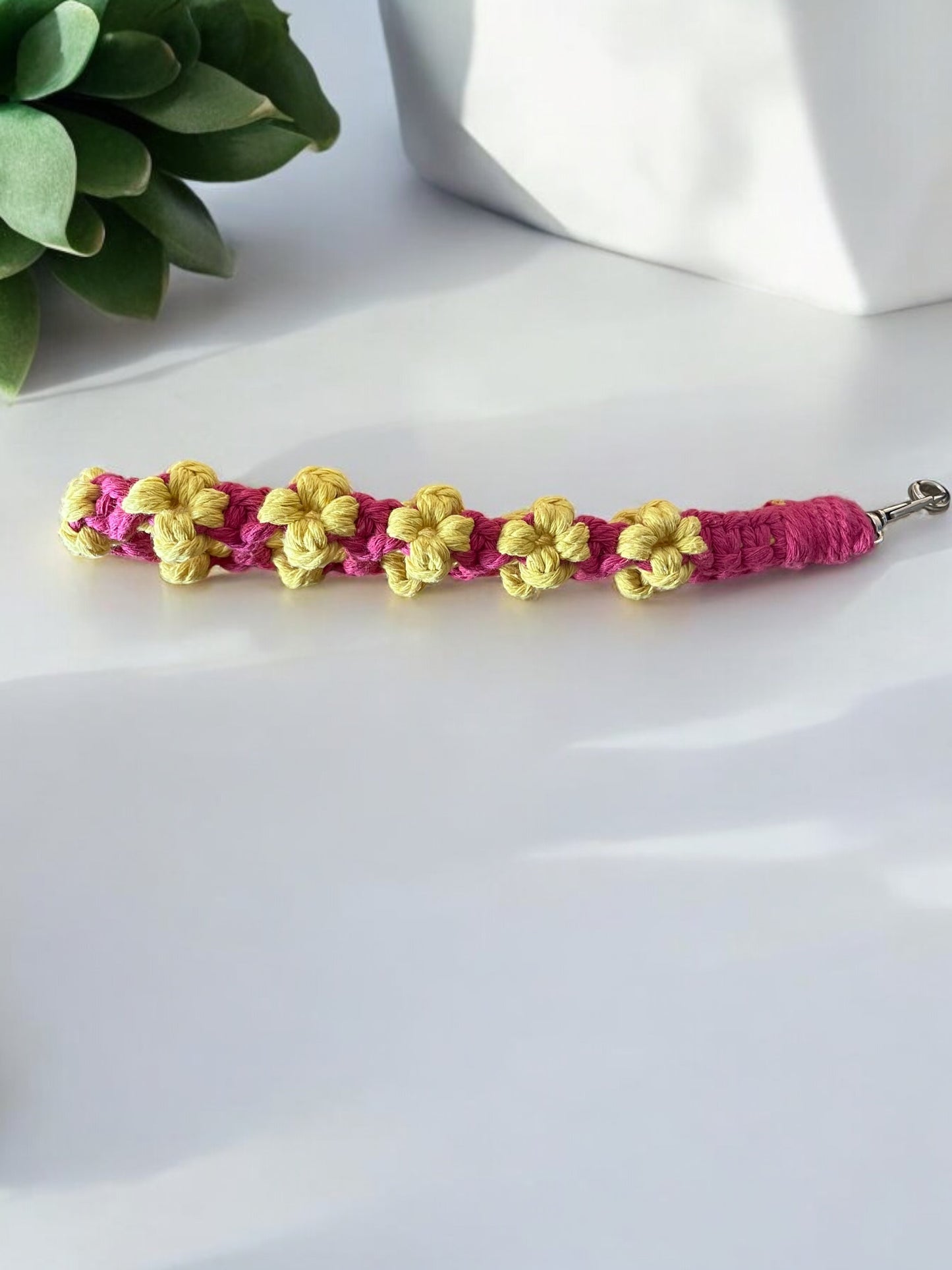 Portachiavi e cordino da polso in macramè - artigianalità e personalizzazione in un unico accessorio