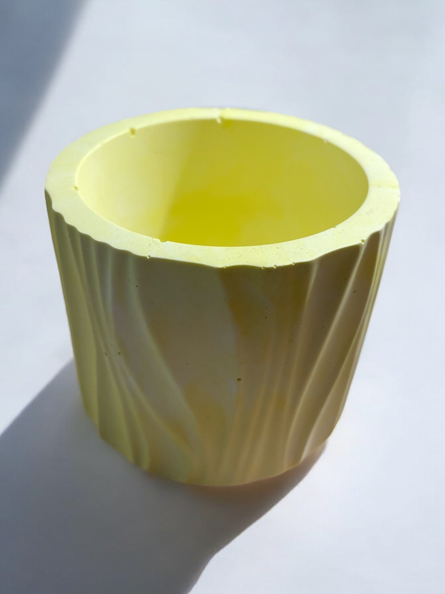 Vasetto decorativo in gesso con venature in rilievo