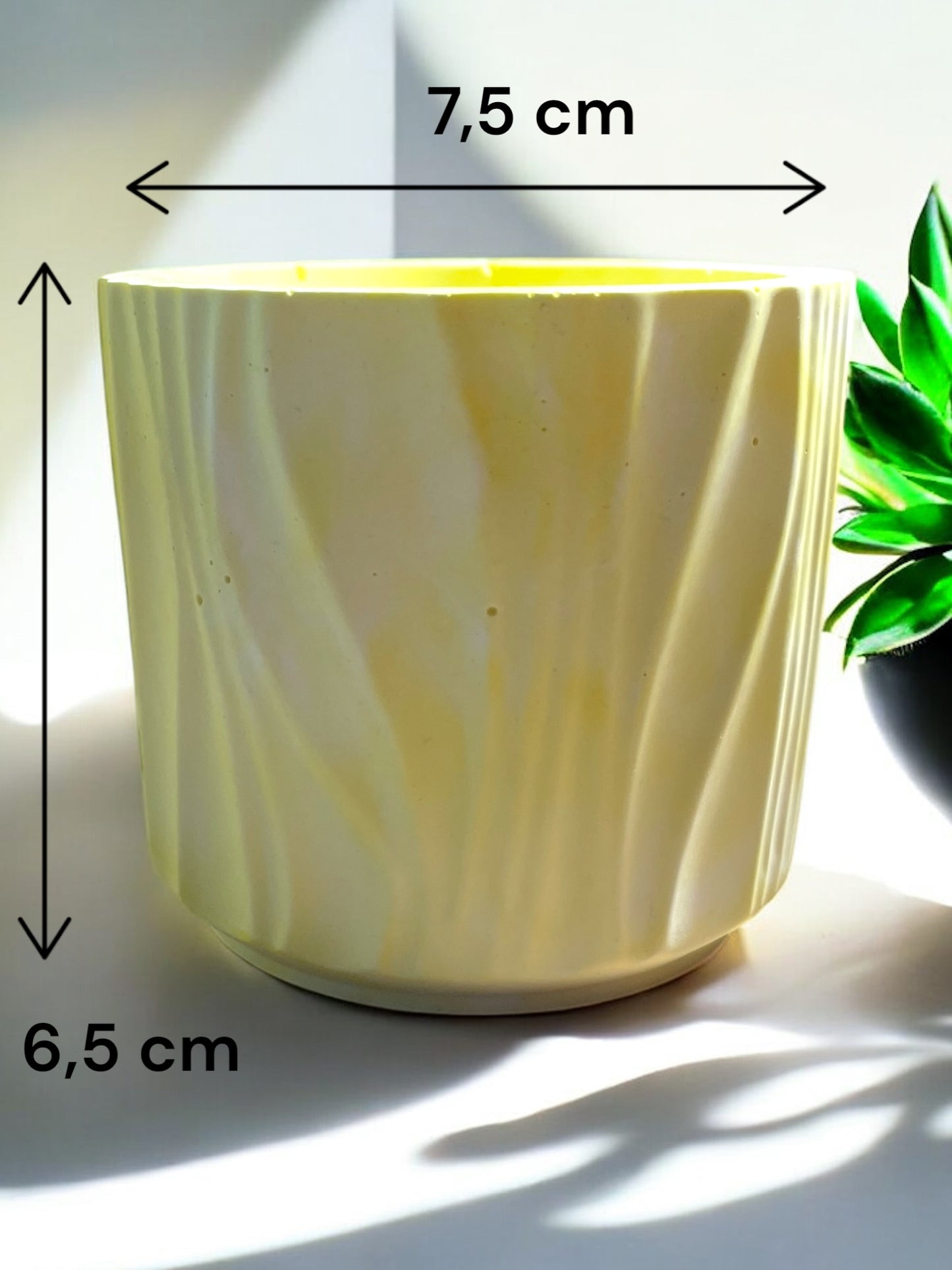 Vasetto decorativo in gesso con venature in rilievo