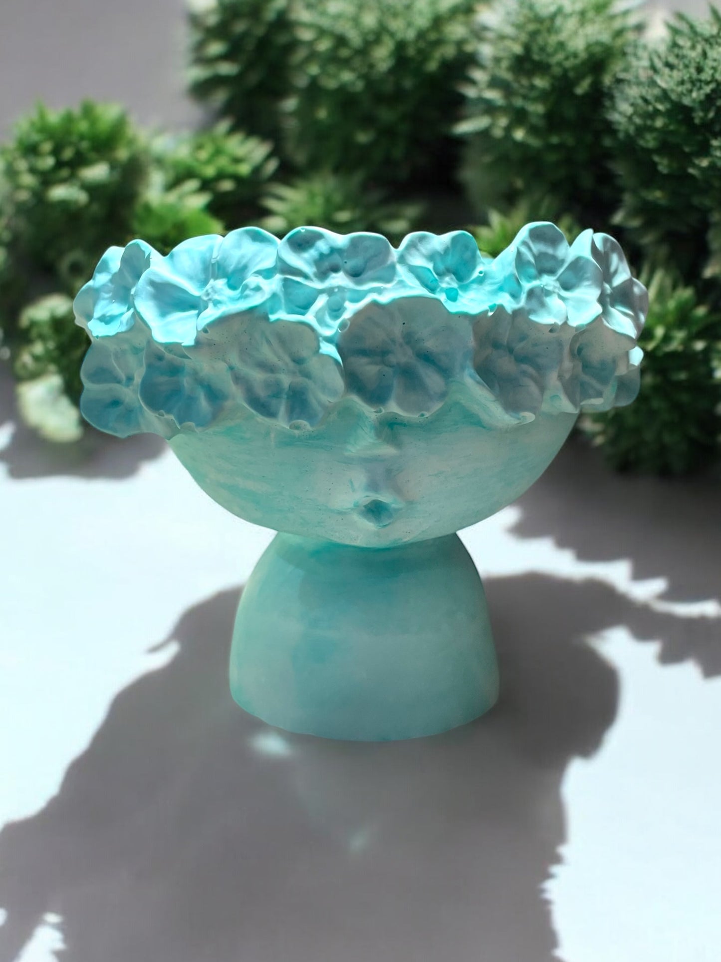 Vaso volto con fiori in gesso