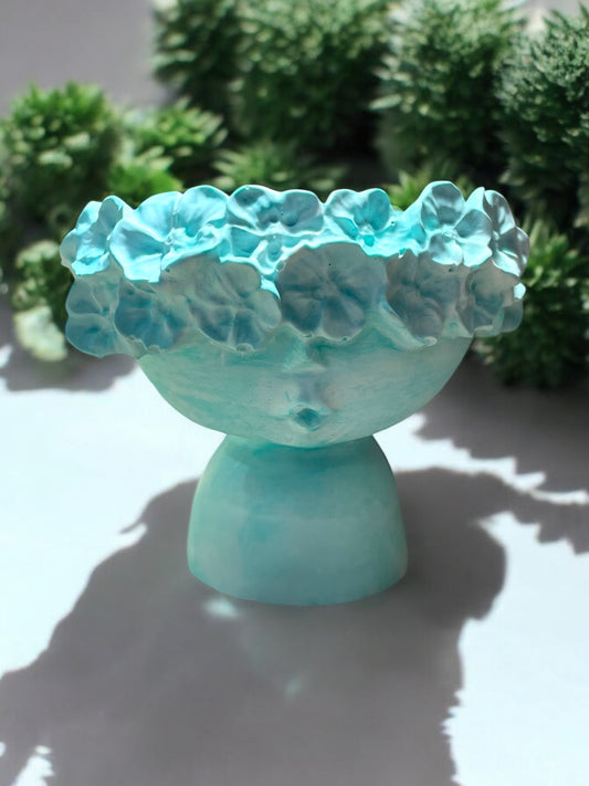 Vaso volto con fiori in gesso