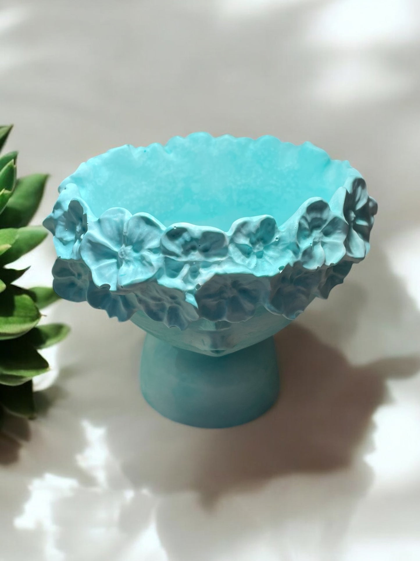 Vaso volto con fiori in gesso