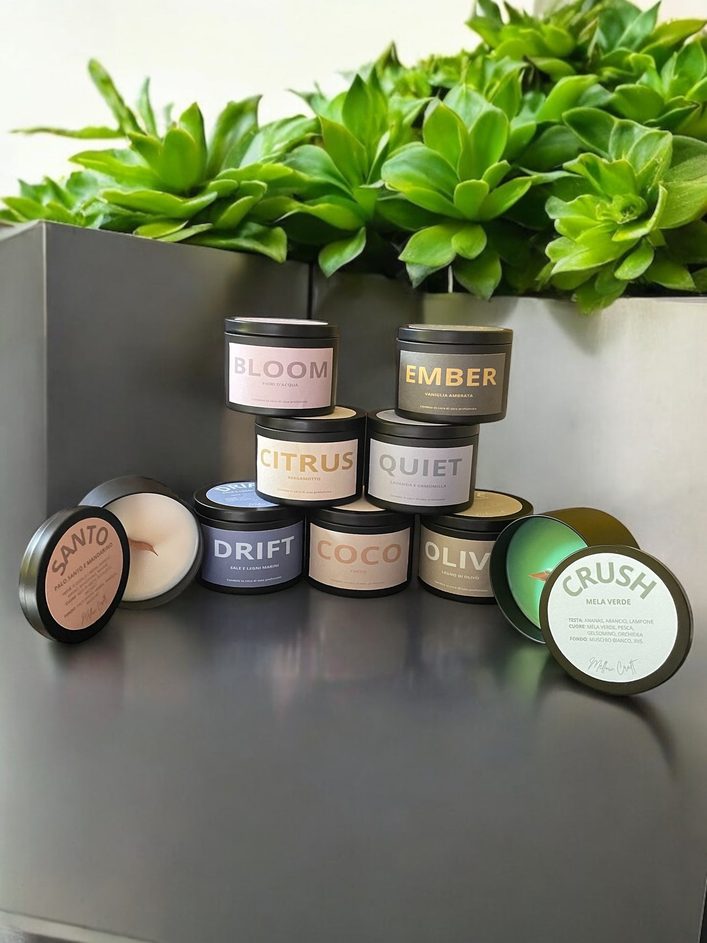 Essenzial — Candele in Cera di Soia Personalizzabili (150g, Latta Nera, Stoppino in Legno effetto Camino)