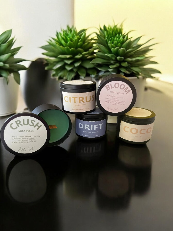 Essenzial — Candele in Cera di Soia Personalizzabili (150g, Latta Nera, Stoppino in Legno effetto Camino)