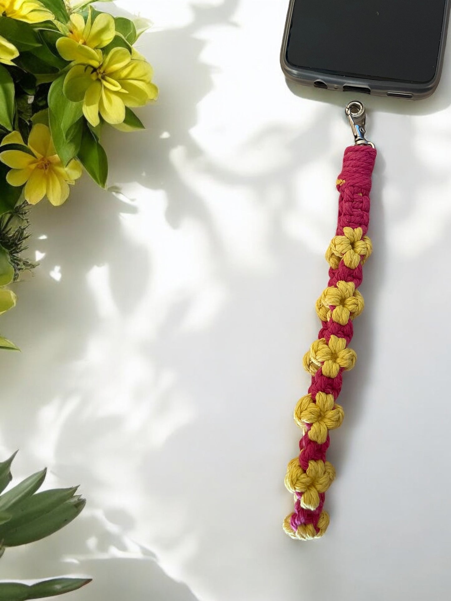 Portachiavi e cordino da polso in macramè - artigianalità e personalizzazione in un unico accessorio