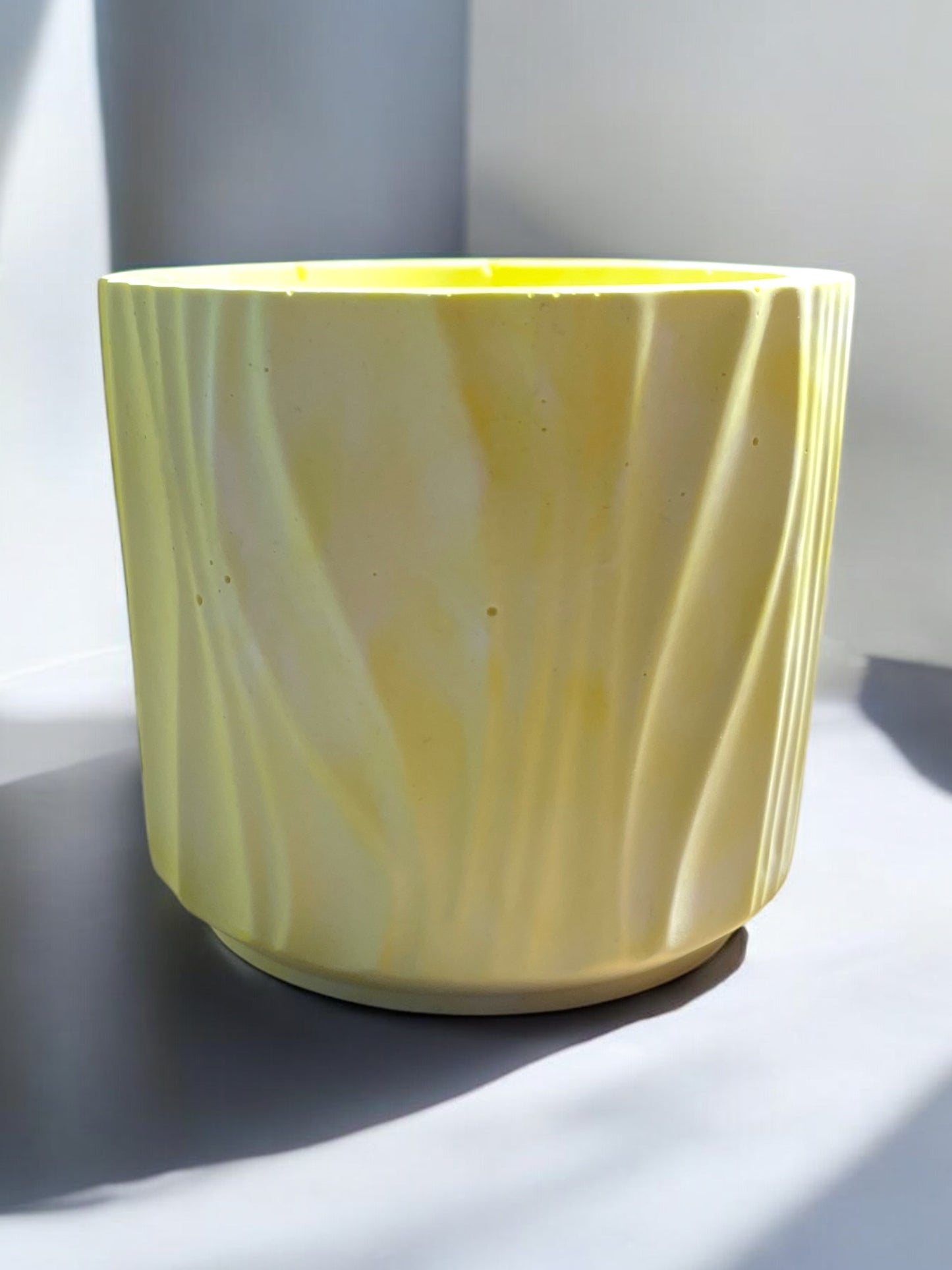Vasetto decorativo in gesso con venature in rilievo
