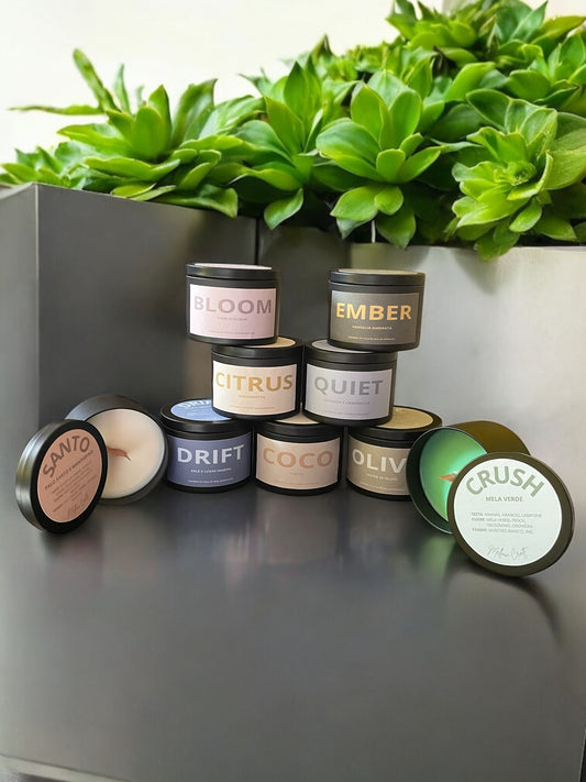 Essenzial — Candele in Cera di Soia Personalizzabili (150g, Latta Nera, Stoppino in Legno effetto Camino)