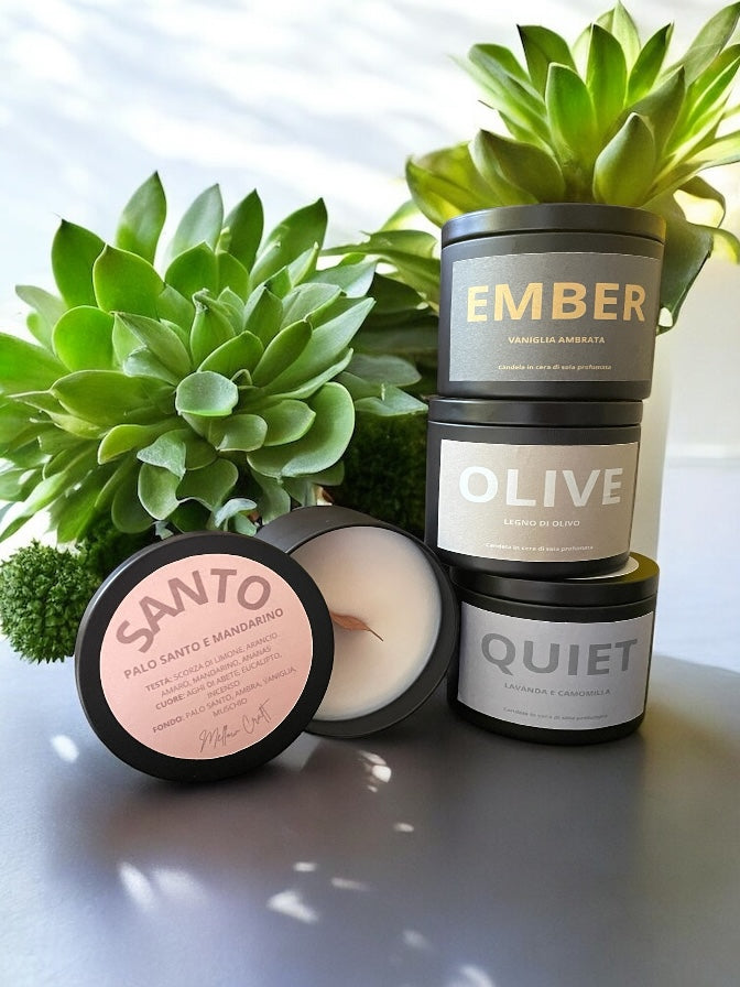 Essenzial — Candele in Cera di Soia Personalizzabili (150g, Latta Nera, Stoppino in Legno effetto Camino)